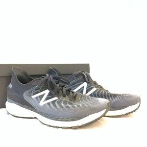 Mens lightly worn new balance running shoes